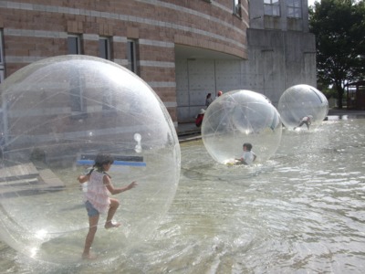 大きな透明のボールの中に入り、水の上を浮かんだり歩いたり転げたり出来るんですよネ!